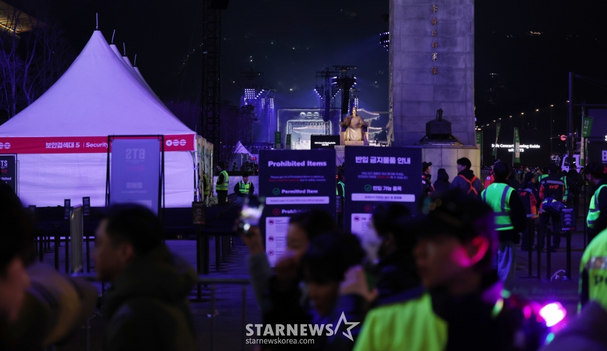 보라빛으로 물든 광화문 광장[★포토]