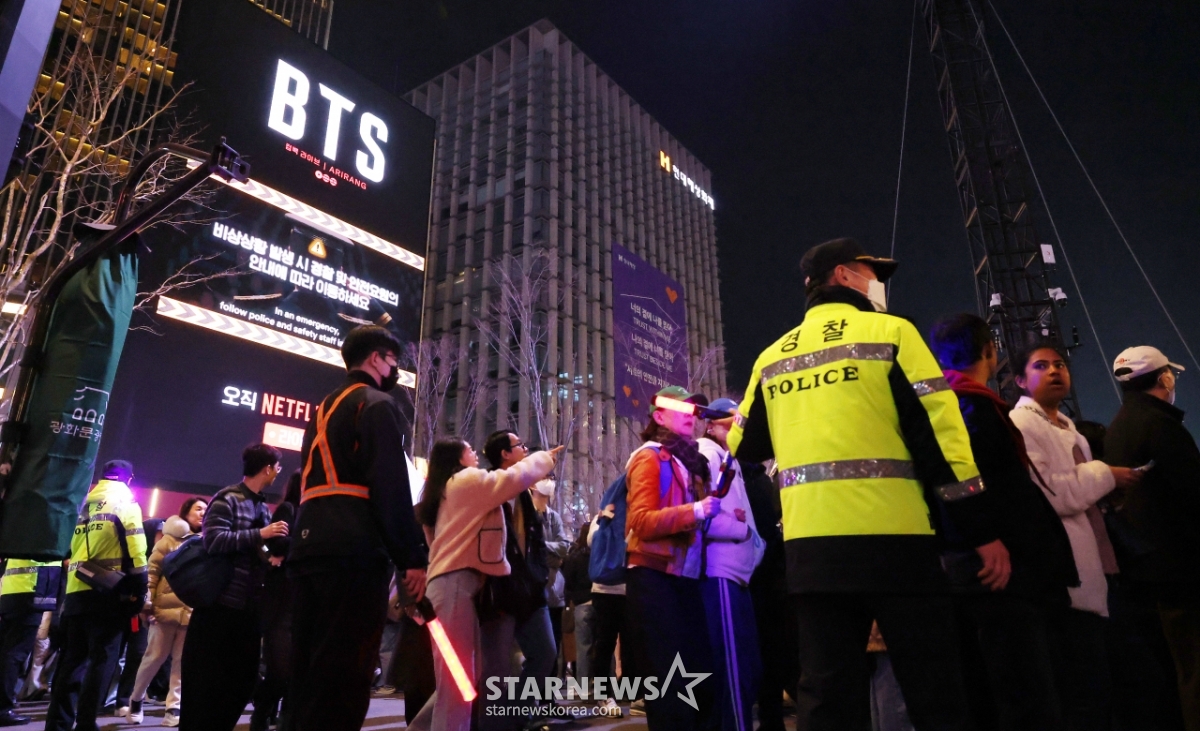 BTS 공연 앞둔 광화문 광장 인파 통제 계속[★포토]