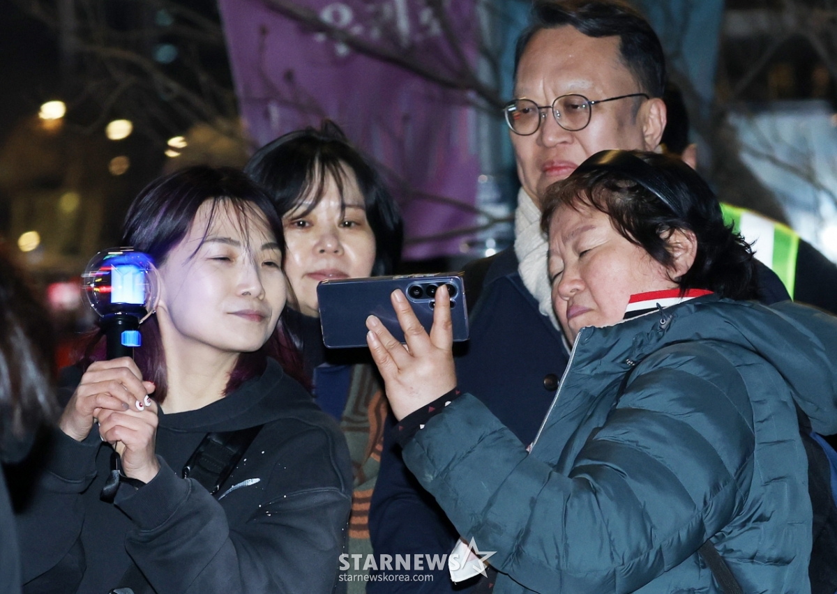 아미봉 들고 라이브 시청[★포토]