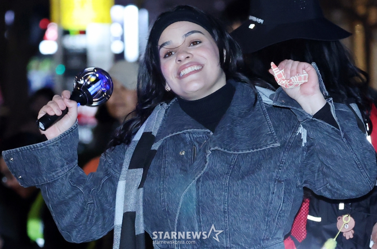 한 손엔 아미봉, 다른 손엔 핫팩[★포토]