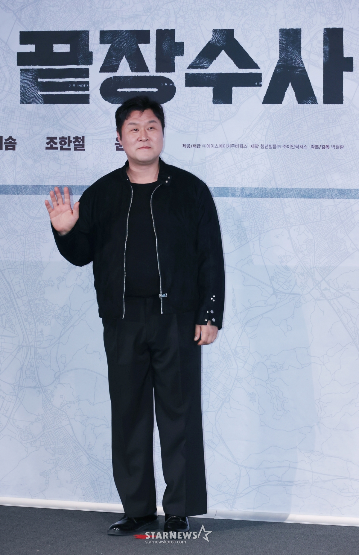 윤경호 '여유로운 손인사'[★포토]