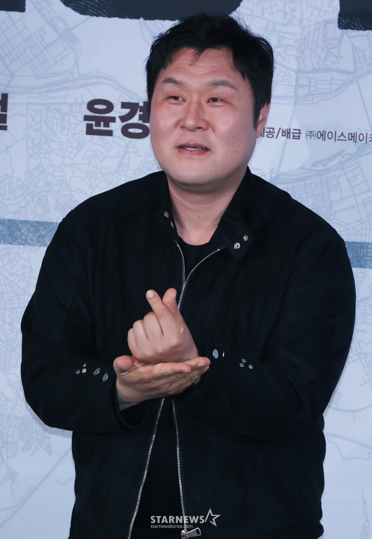 윤경호 '제 하트 받으세요'[★포토]