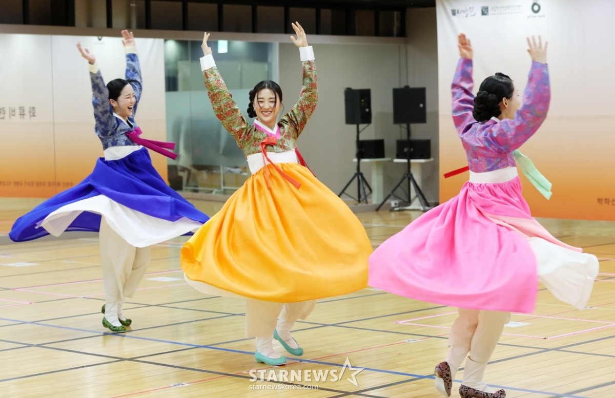 연극 '홍도' 속 신나는 놀이[★포토]