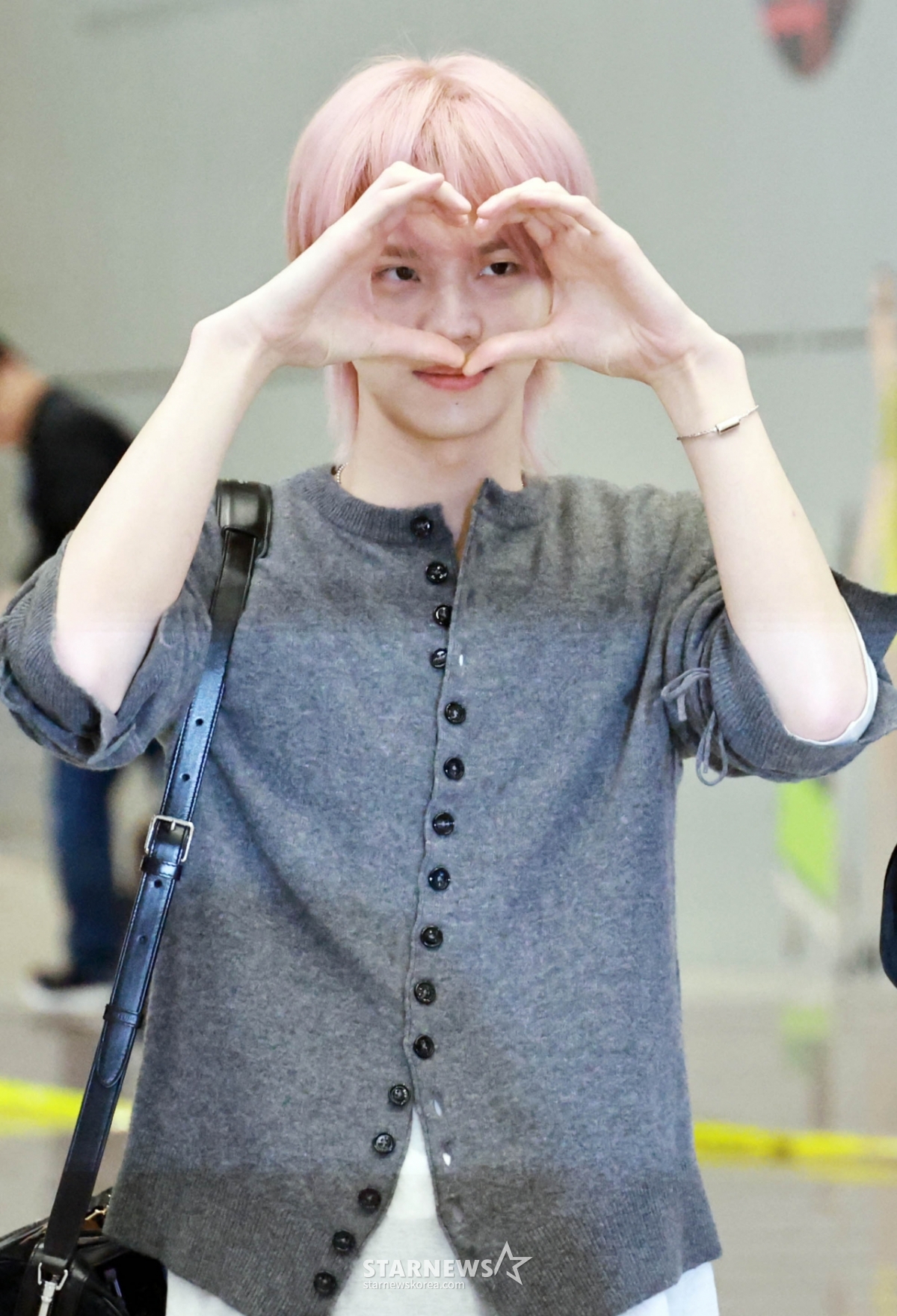 투어스 신유 '핑크빛 하트'[★포토]