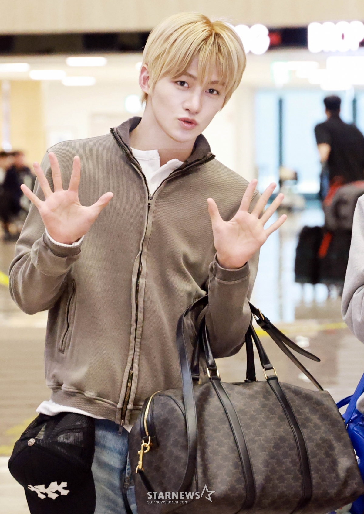 투어스 지훈 '귀여운 인사'[★포토]