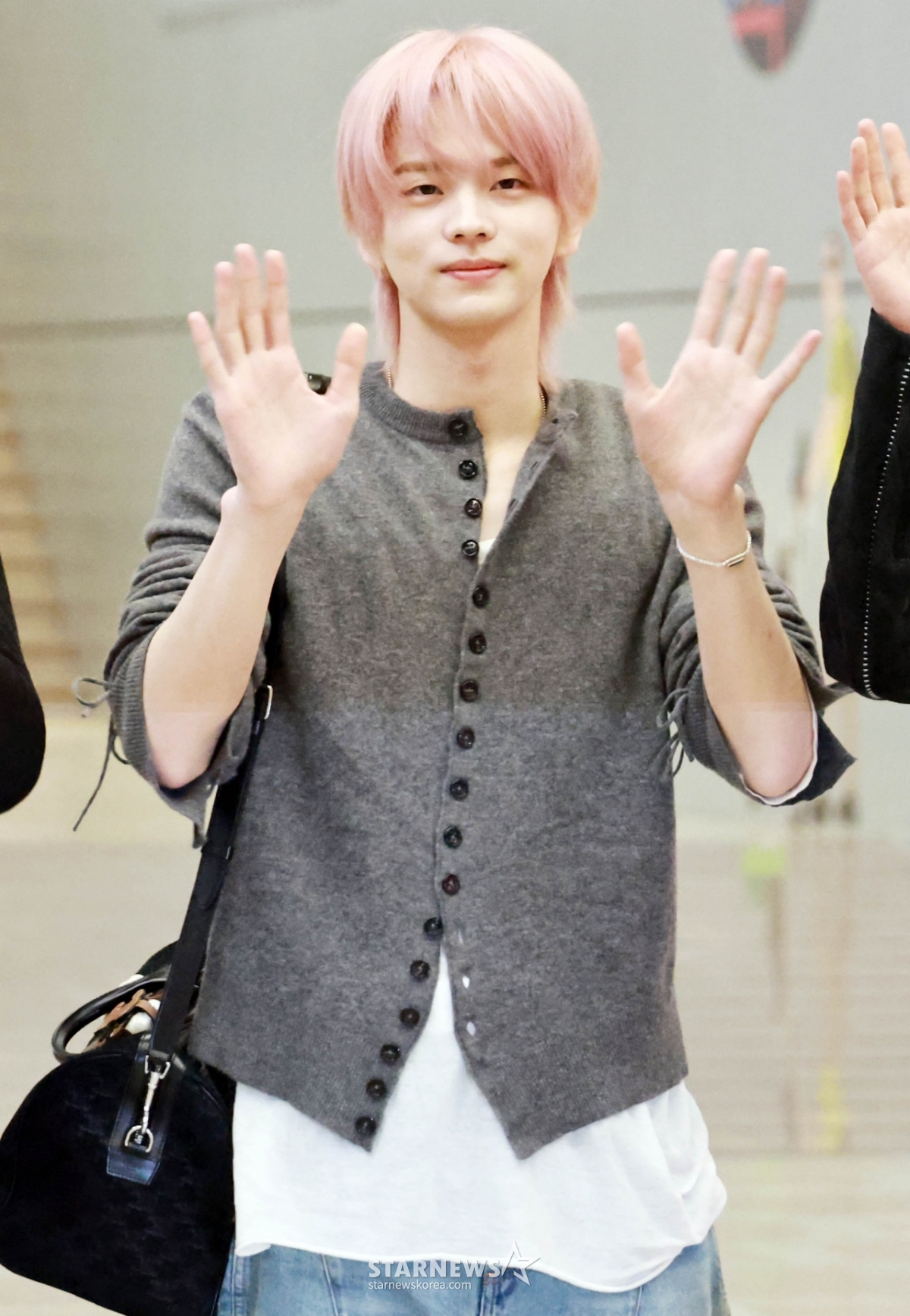 투어스 신유 '핑크빛 미남'[★포토]