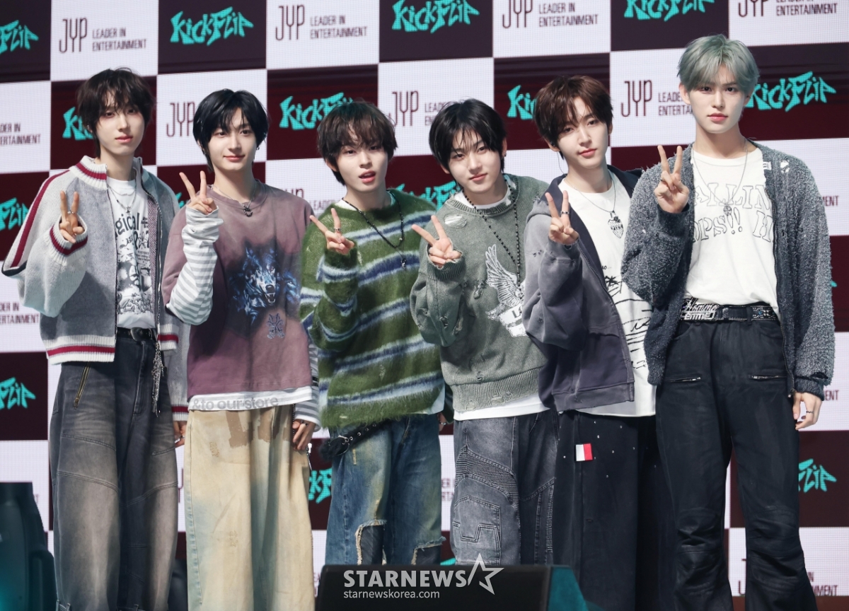 킥플립 '깜찍 브이'[★포토]