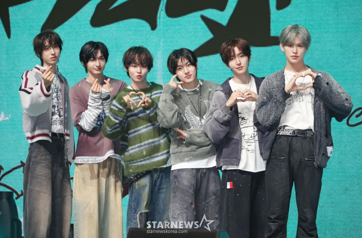 킥플립 '사랑스런 손하트'[★포토]