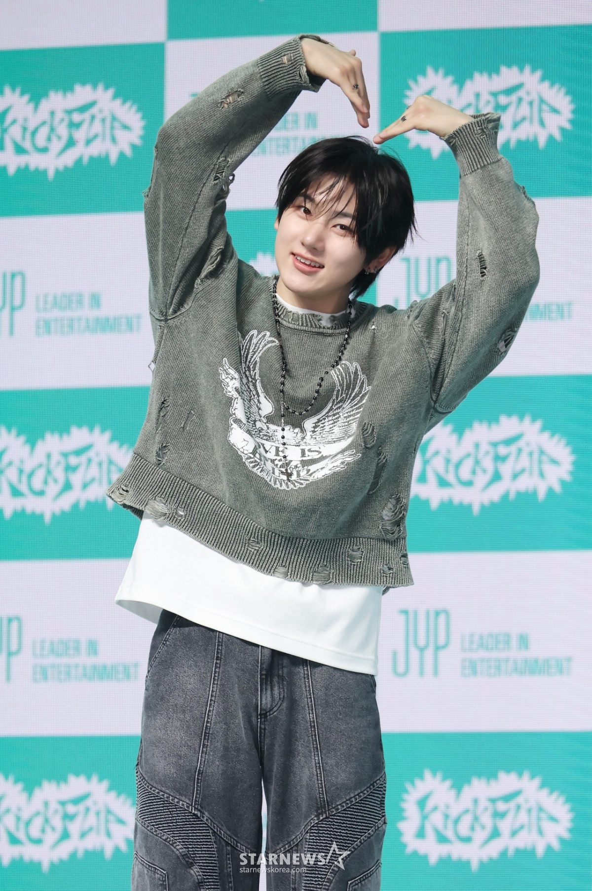 킥플립 계훈 '사랑스런 손하트'[★포토]