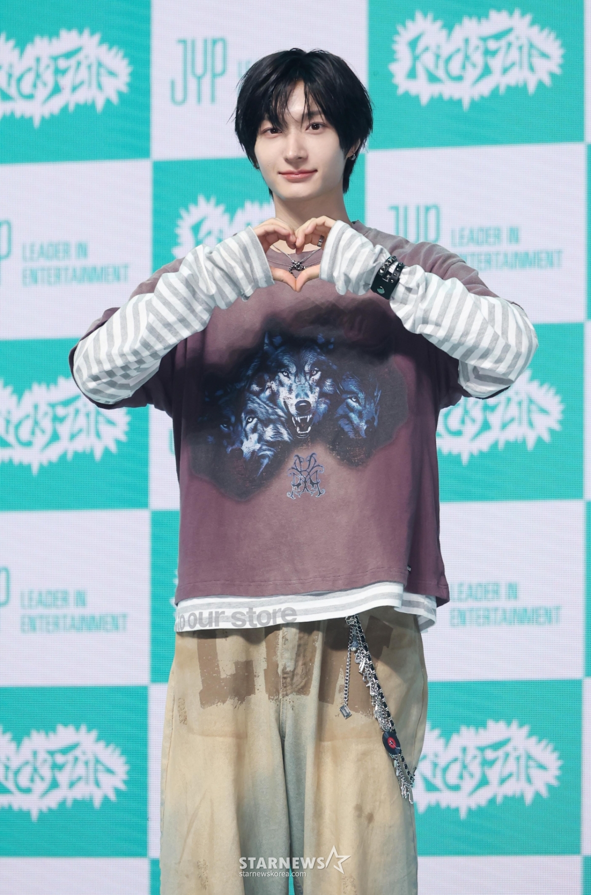 킥플립 동화 '사랑스런 손하트'[★포토]