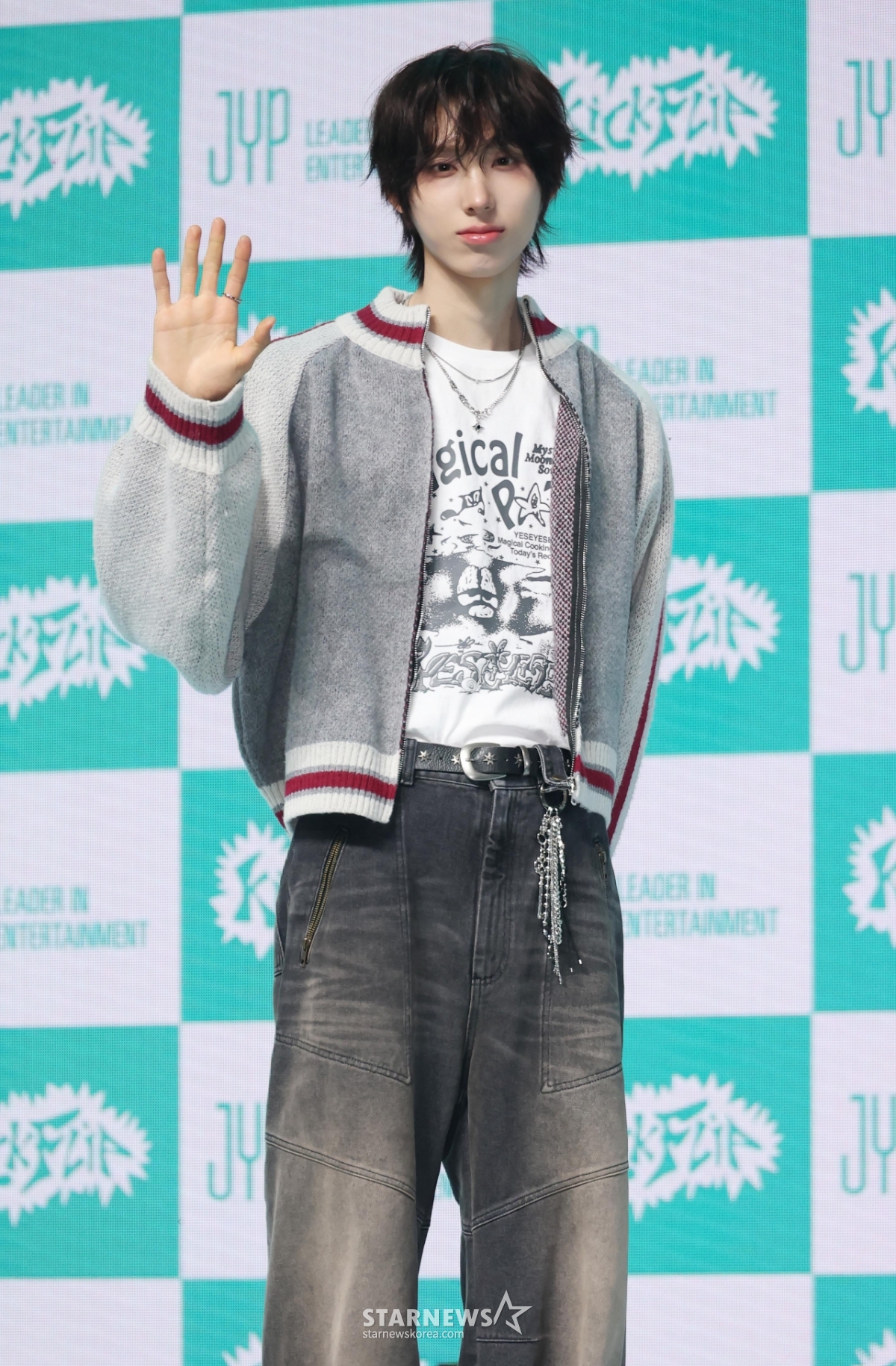 킥플립 주왕 '시크한 손인사'[★포토]