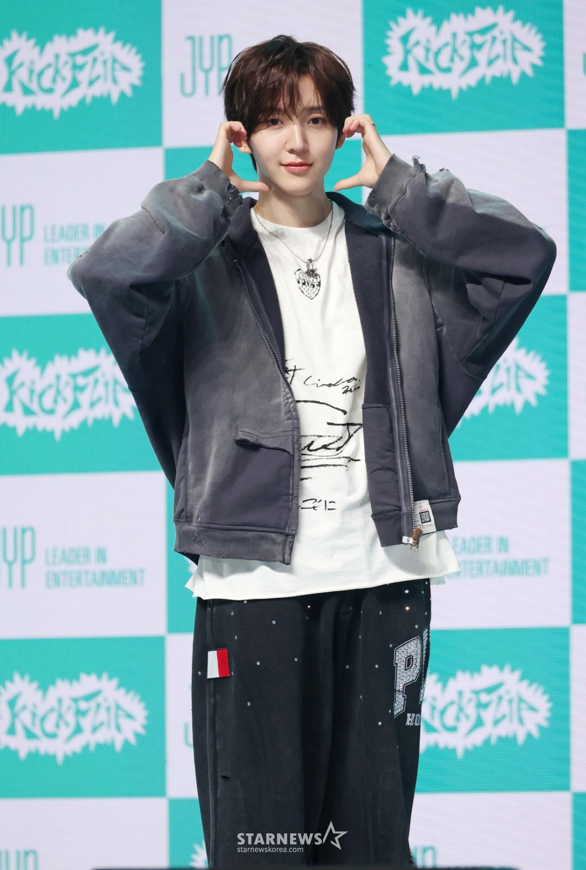 킥플립 동현 '깜찍 볼하트'[★포토]