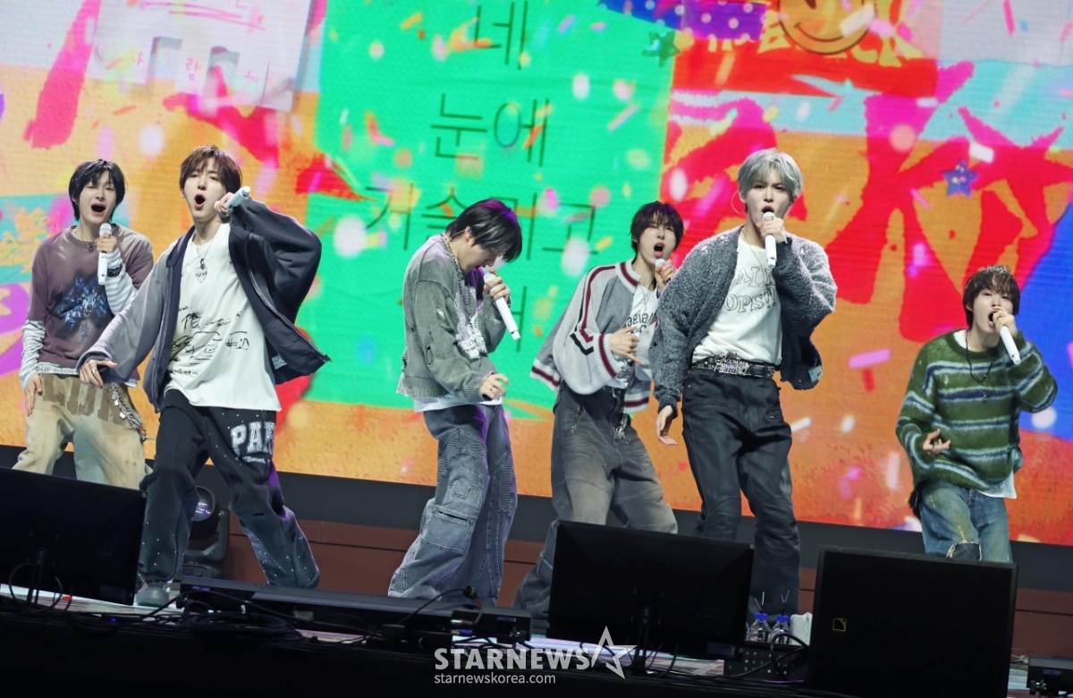 킥플립 '눈에 거슬리는 컴백 무대'[★포토]