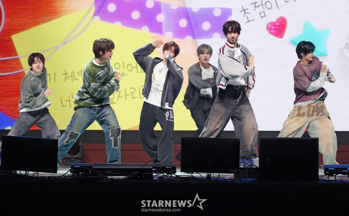 킥플립 '깜찍 퍼포먼스'[★포토]