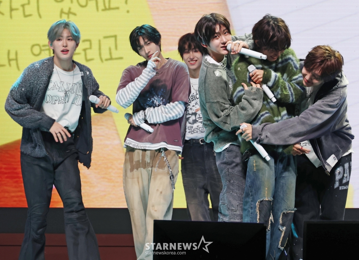 킥플립 '찐친들의 컴백 무대'[★포토]