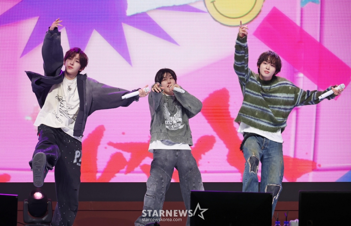 킥플립 '신나는 컴백 무대'[★포토]