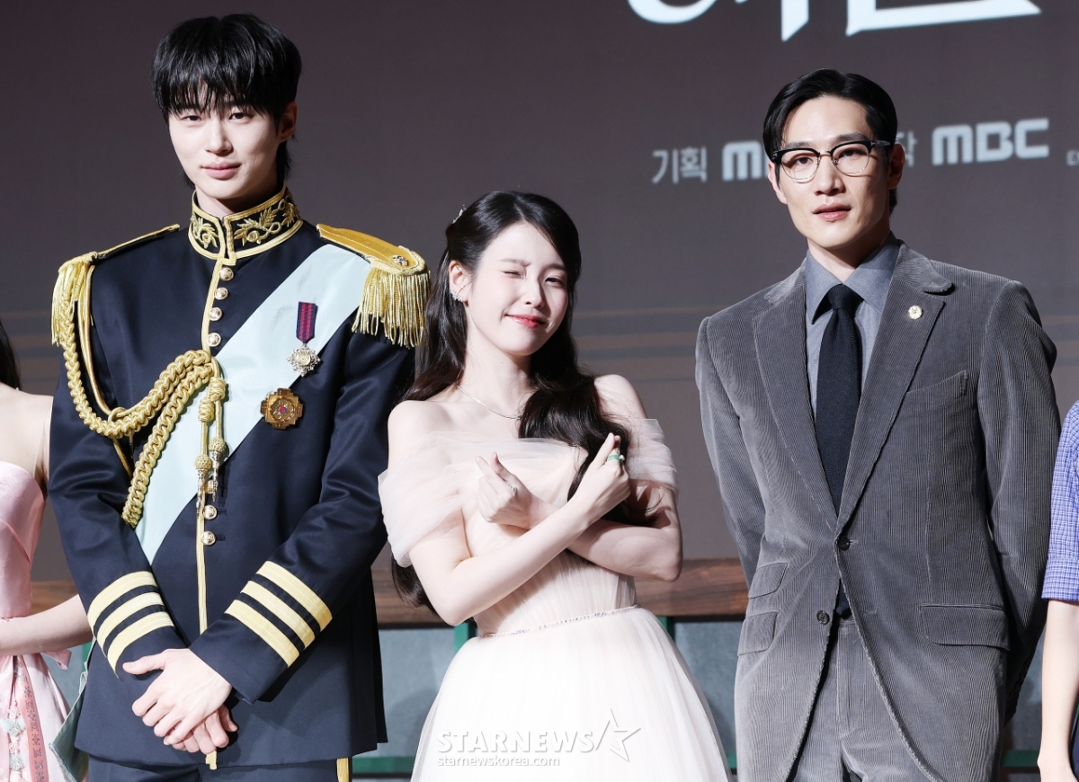 아이유, 변우석-노상현 사이 매력 발산[★포토]