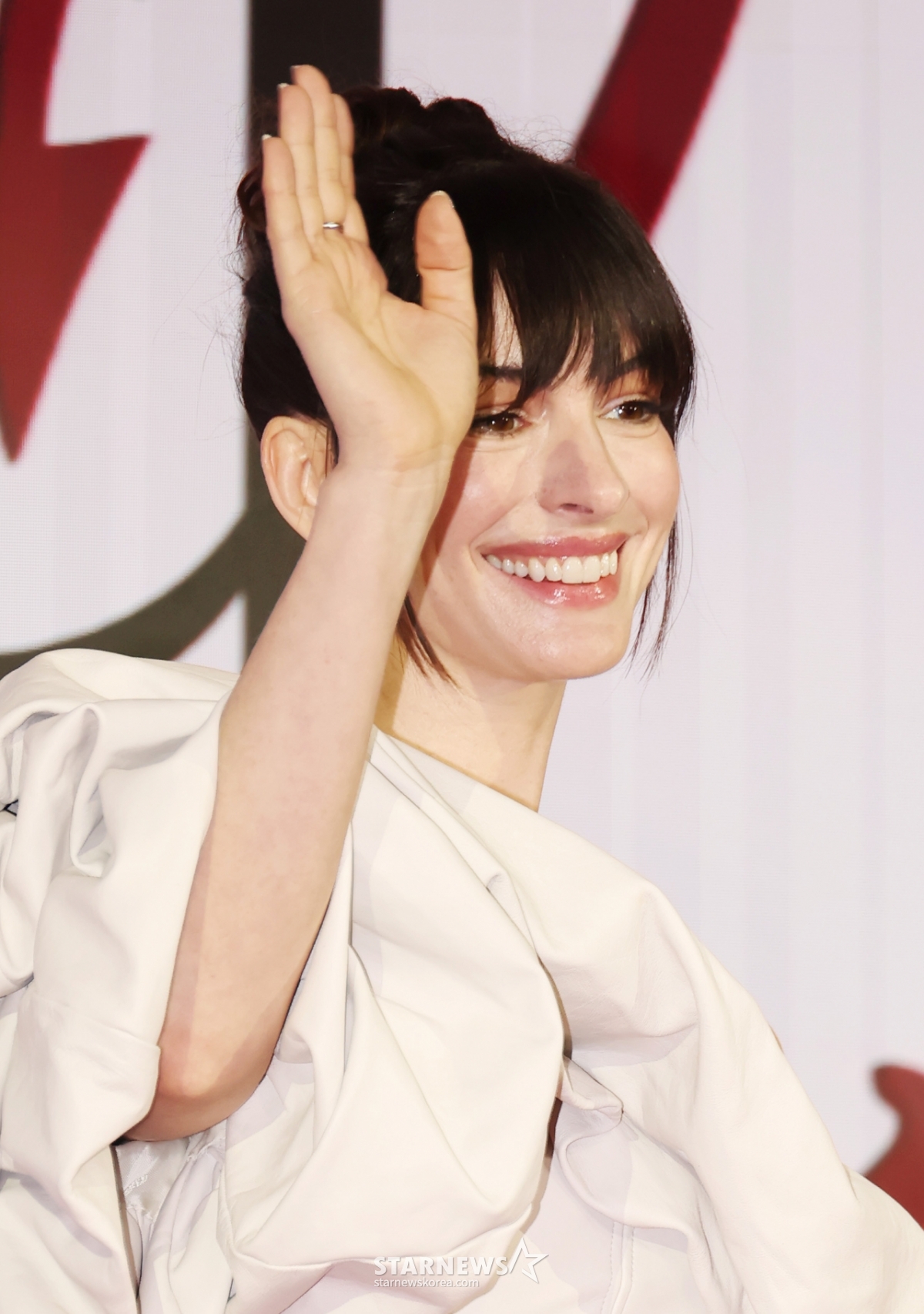 앤 해서웨이 '상큼한 손인사'[★포토]