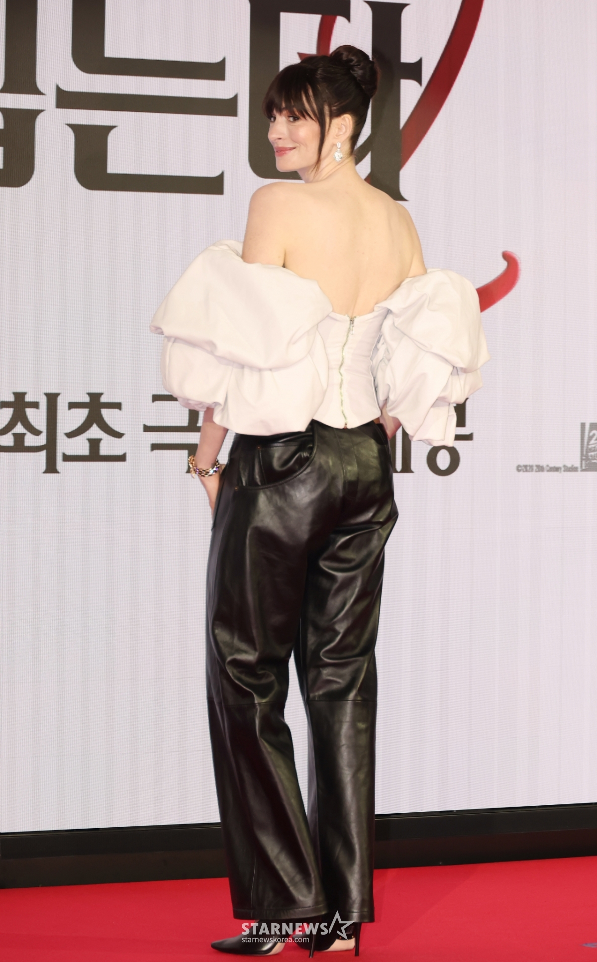 앤 해서웨이 '완벽한 뒷모습'[★포토]