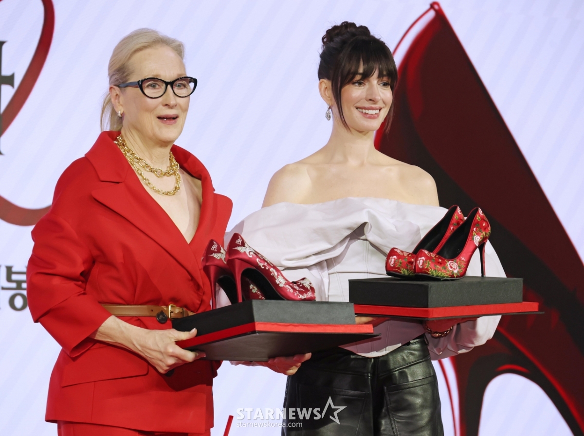 메릴스트립-앤해서웨이 'K하이힐 선물 받았어요'[★포토]