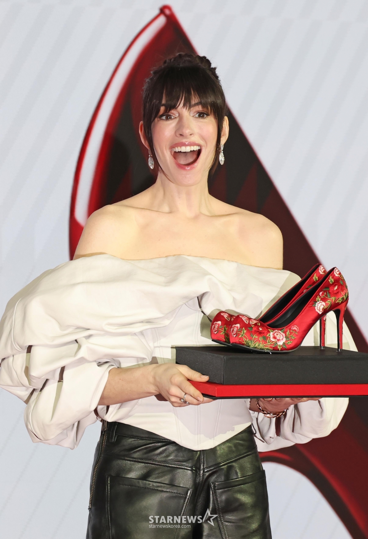 앤 해서웨이 'K-하이힐 너무 좋아요'[★포토]