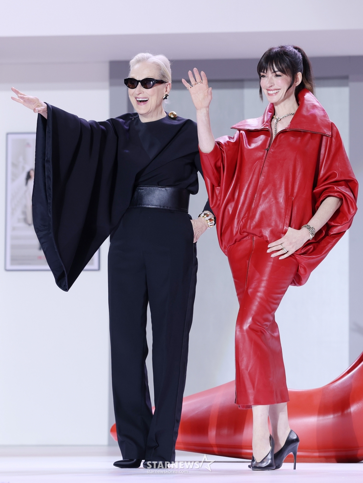 메릴 스트립-앤 해서웨이, 한국 팬들에게 인사[★포토]