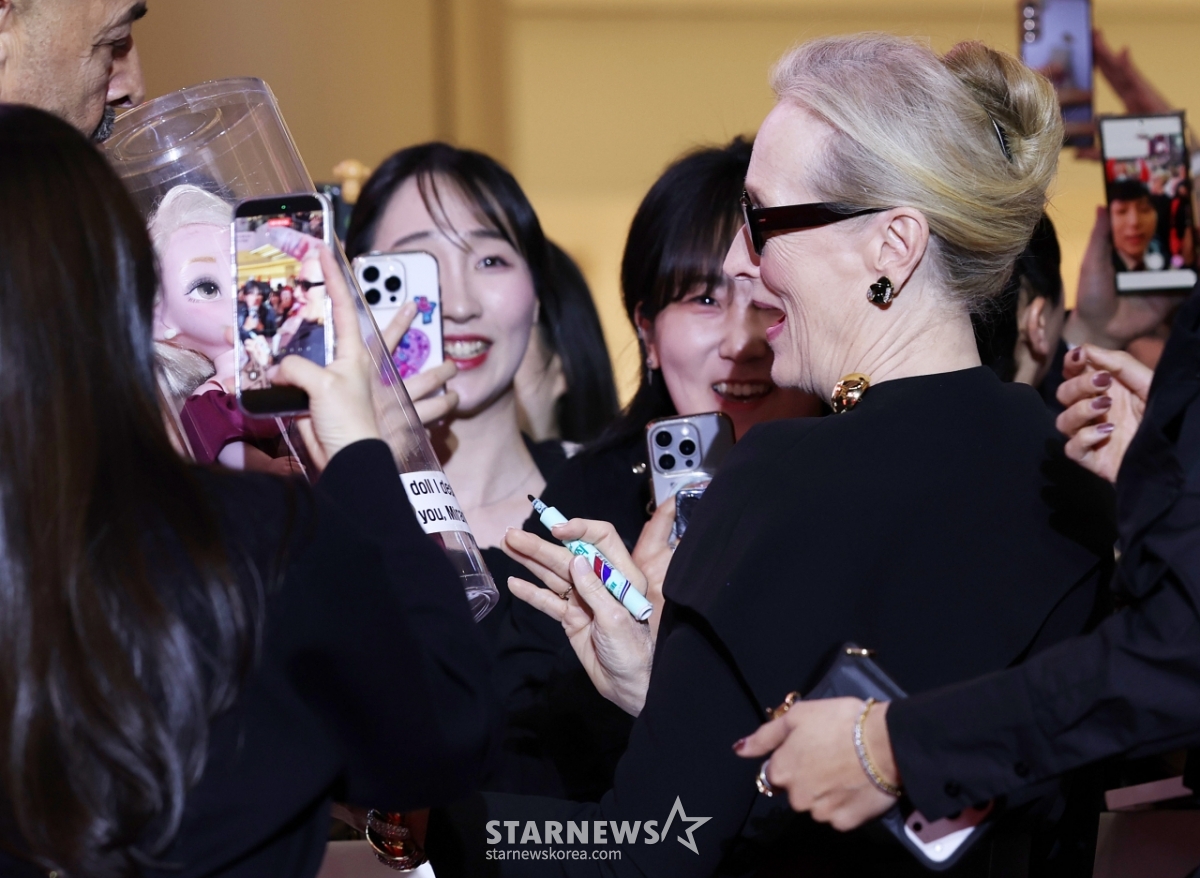 메릴 스트립, 한국 팬들에게 선물도 받아요[★포토]