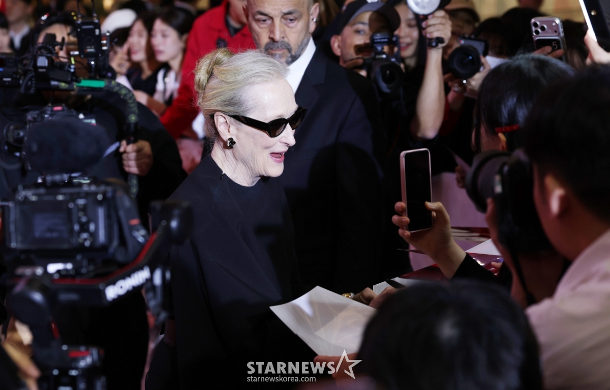 메릴 스트립, 사인하는 순간도 시선집중[★포토]