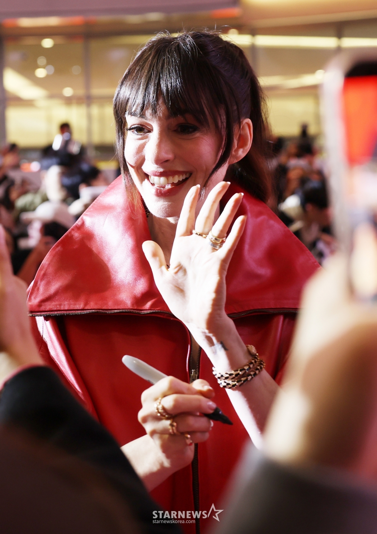 앤 해서웨이, 팬들에게 반가운 손인사[★포토]