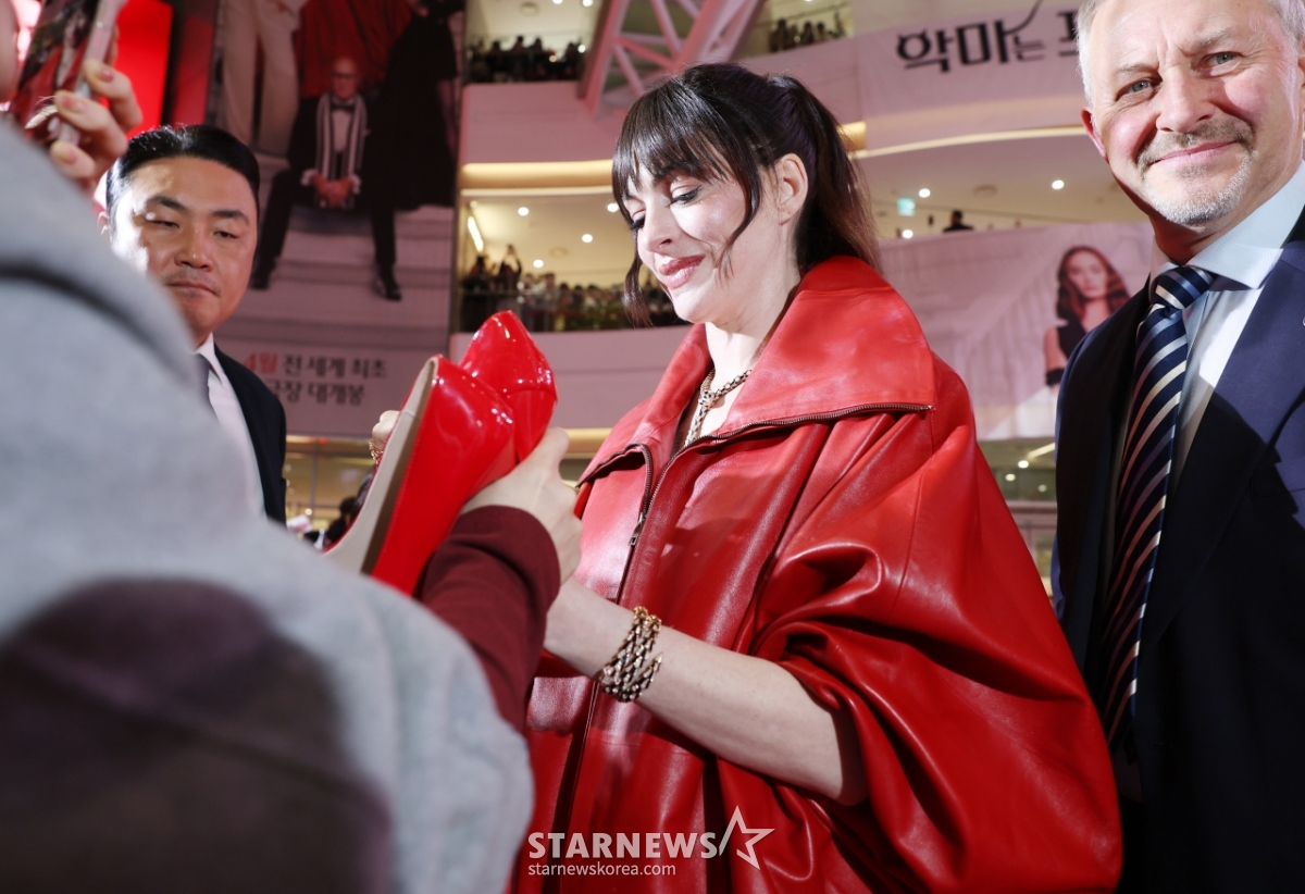 앤 해서웨이, 새빨간 구두에 팬서비스[★포토]