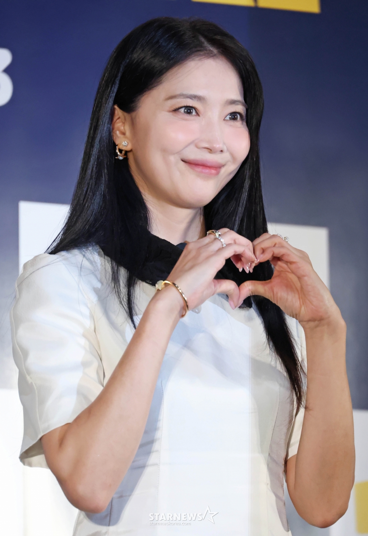 오윤아 '깜찍 손하트'[★포토]