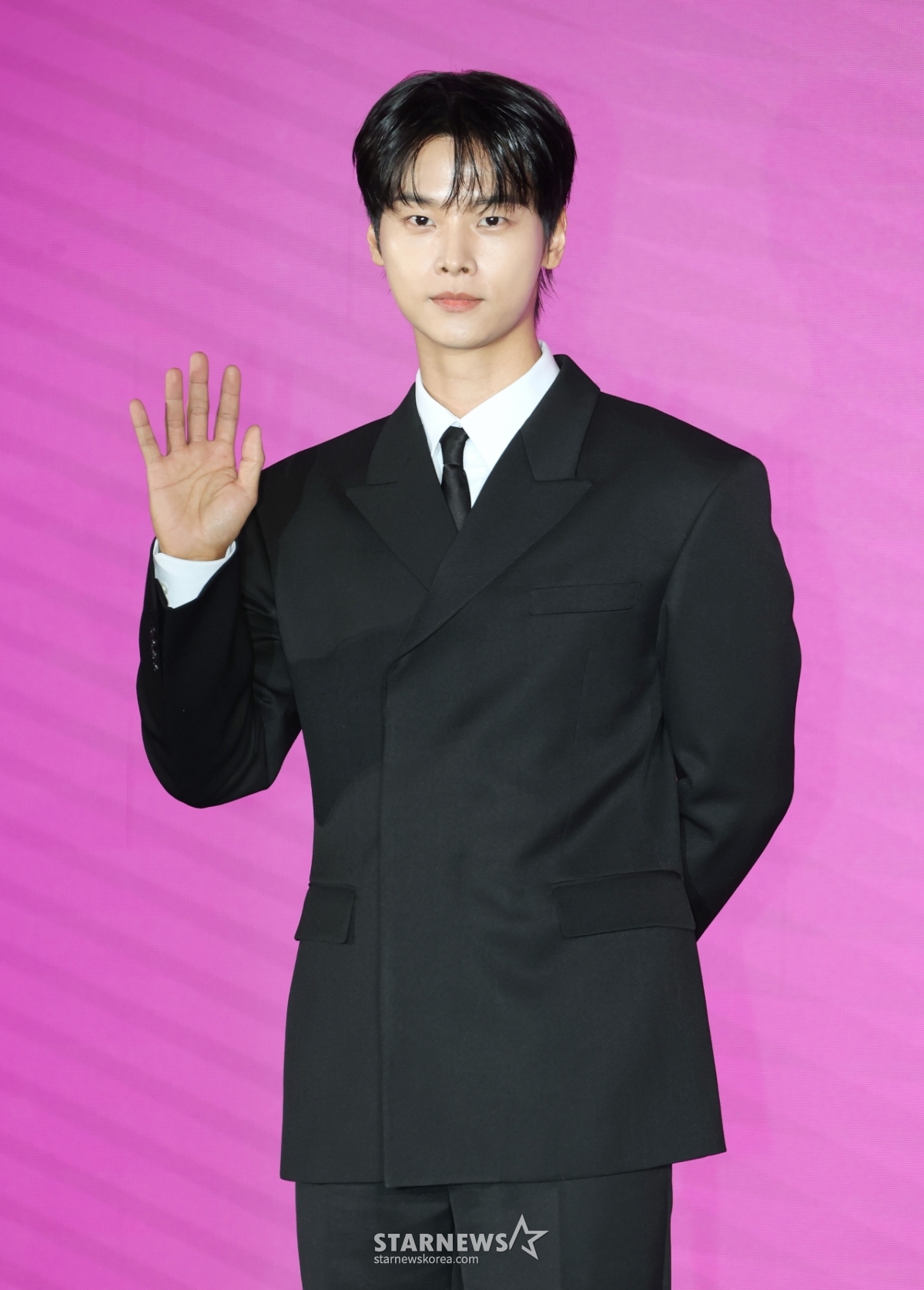 차학연 '여심 잡는 손인사'[★포토]