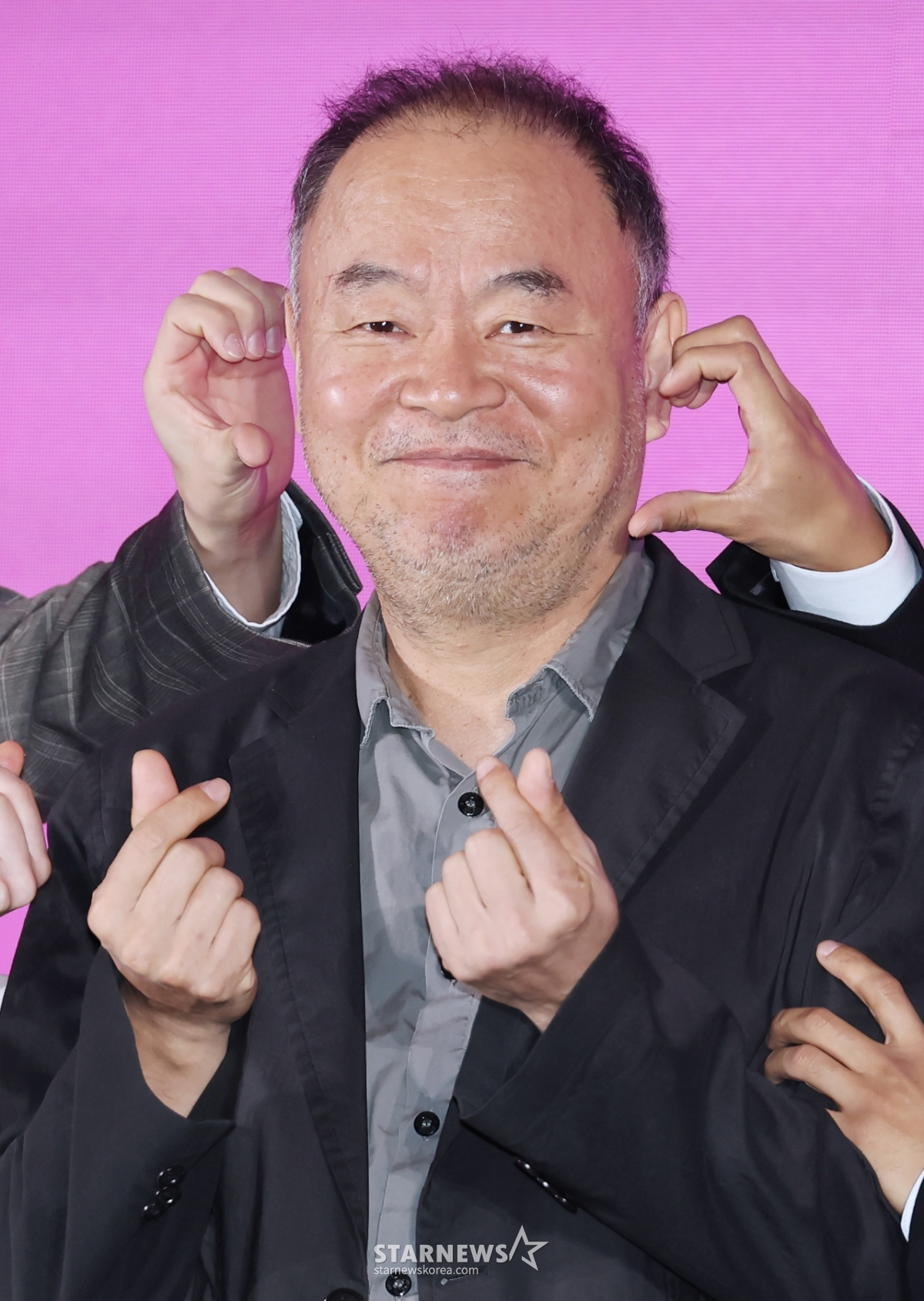 포즈 취하는 '로맨스의 절댓값' 이태곤 감독[★포토]