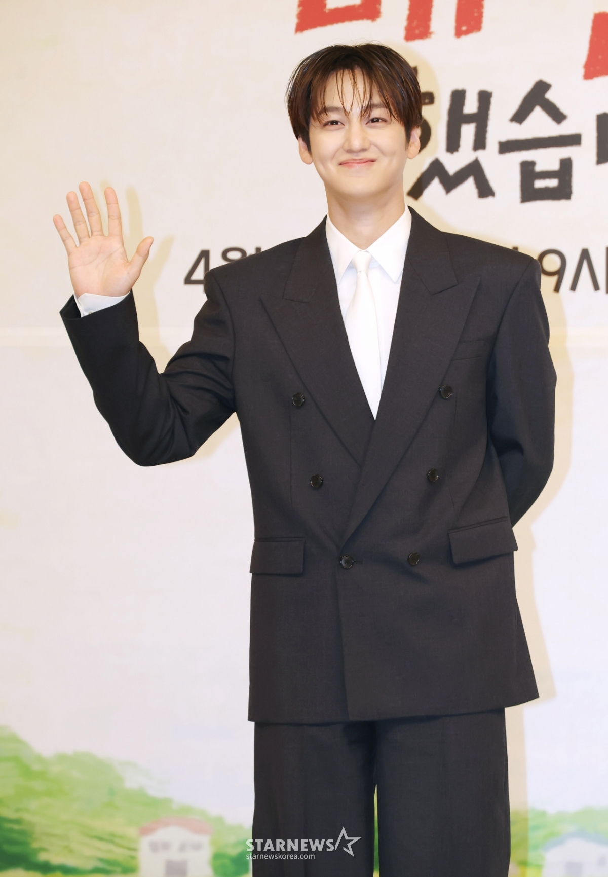 김범 '여유로운 손인사'[★포토]