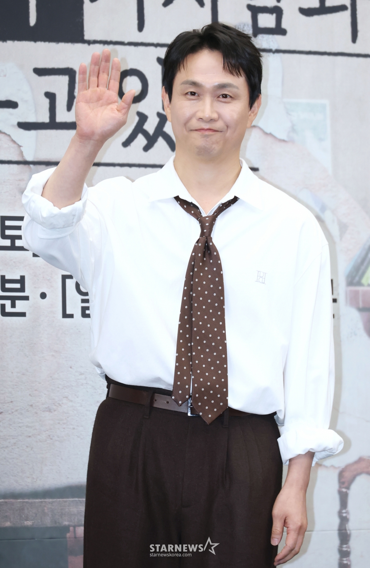 오정세 '여유로운 손인사'[★포토]