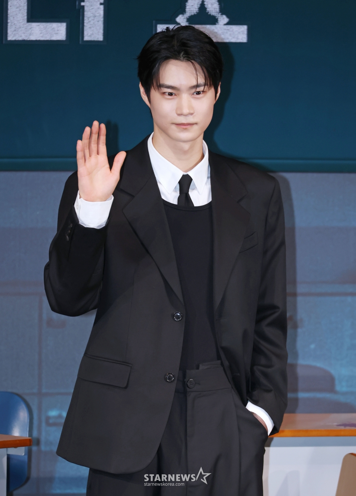 현우석 '여심 잡는 손인사'[★포토]