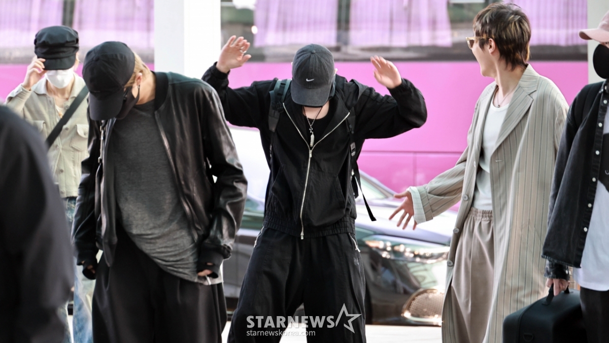 BTS 정국 '출국길 댄스댄스'[★포토]