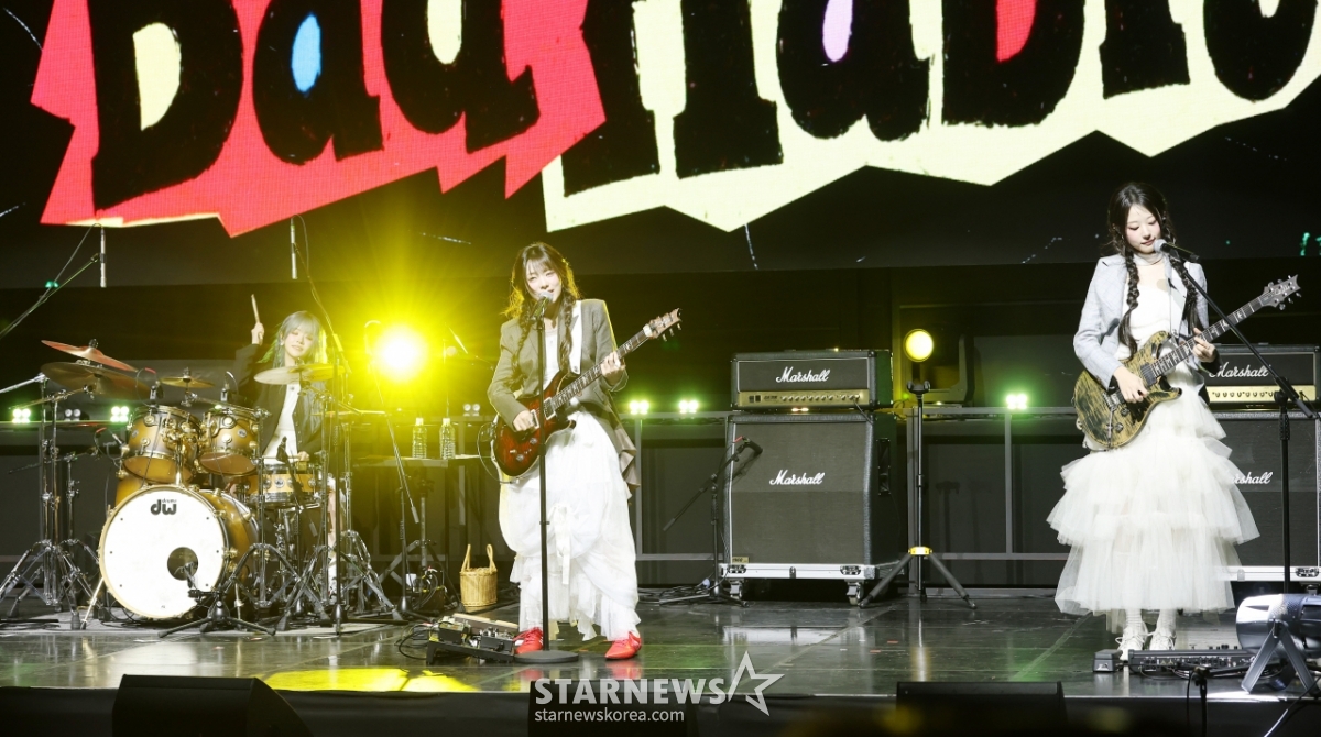 QWER, 무대 위 반짝이는 요정들[★포토]