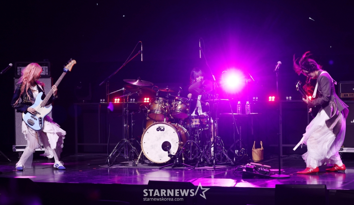 QWER, 무대 꽉 채우는 에너지[★포토]