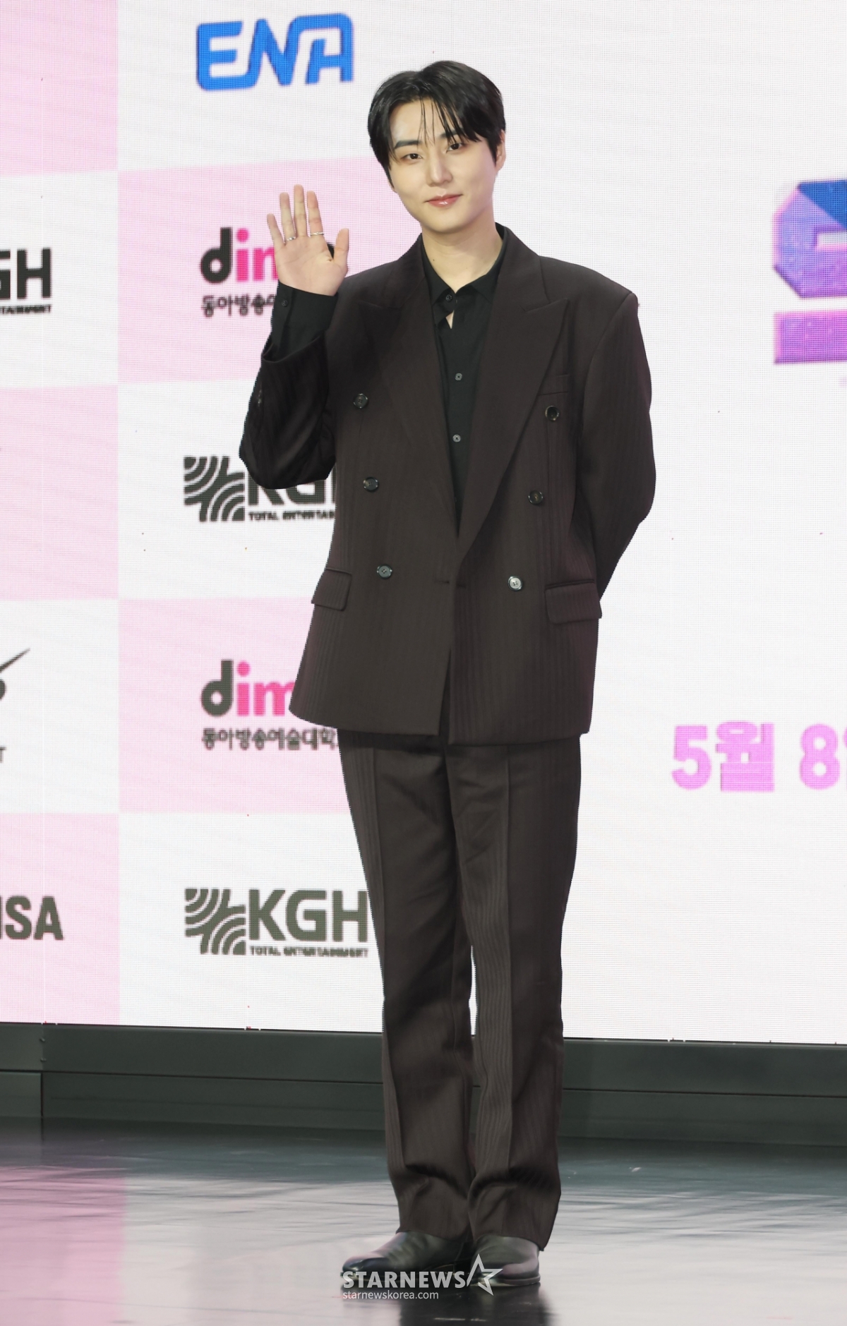 영케이 '여유로운 손인사'[★포토]