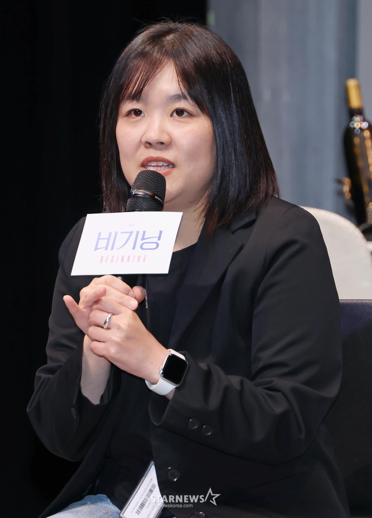 답변하는 '비기닝' 표상아 연출[★포토]