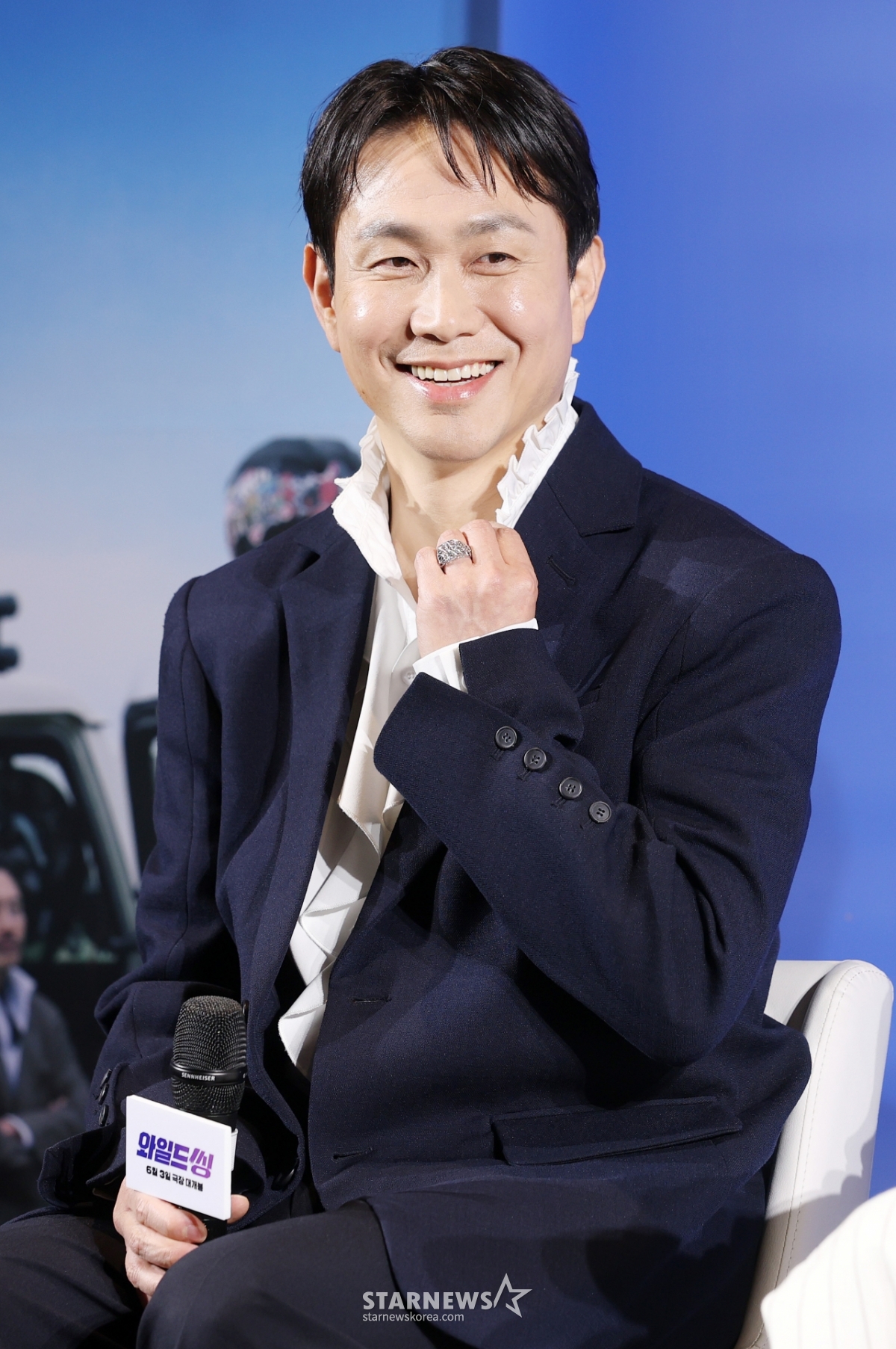 오정세, 성곤왕자의 프릴 셔츠[★포토]