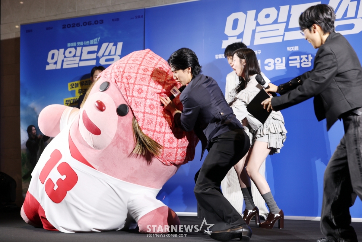 엄태구, 춤 추는 벨리곰 막아라[★포토]