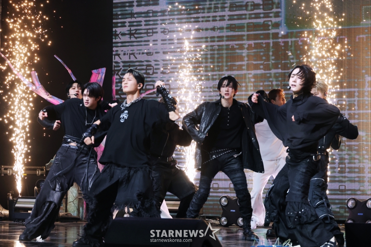 싸이커스 '화려한 컴백 무대'[★포토]