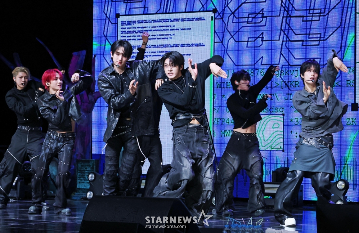 싸이커스 '힘 넘치는 컴백 무대'[★포토]