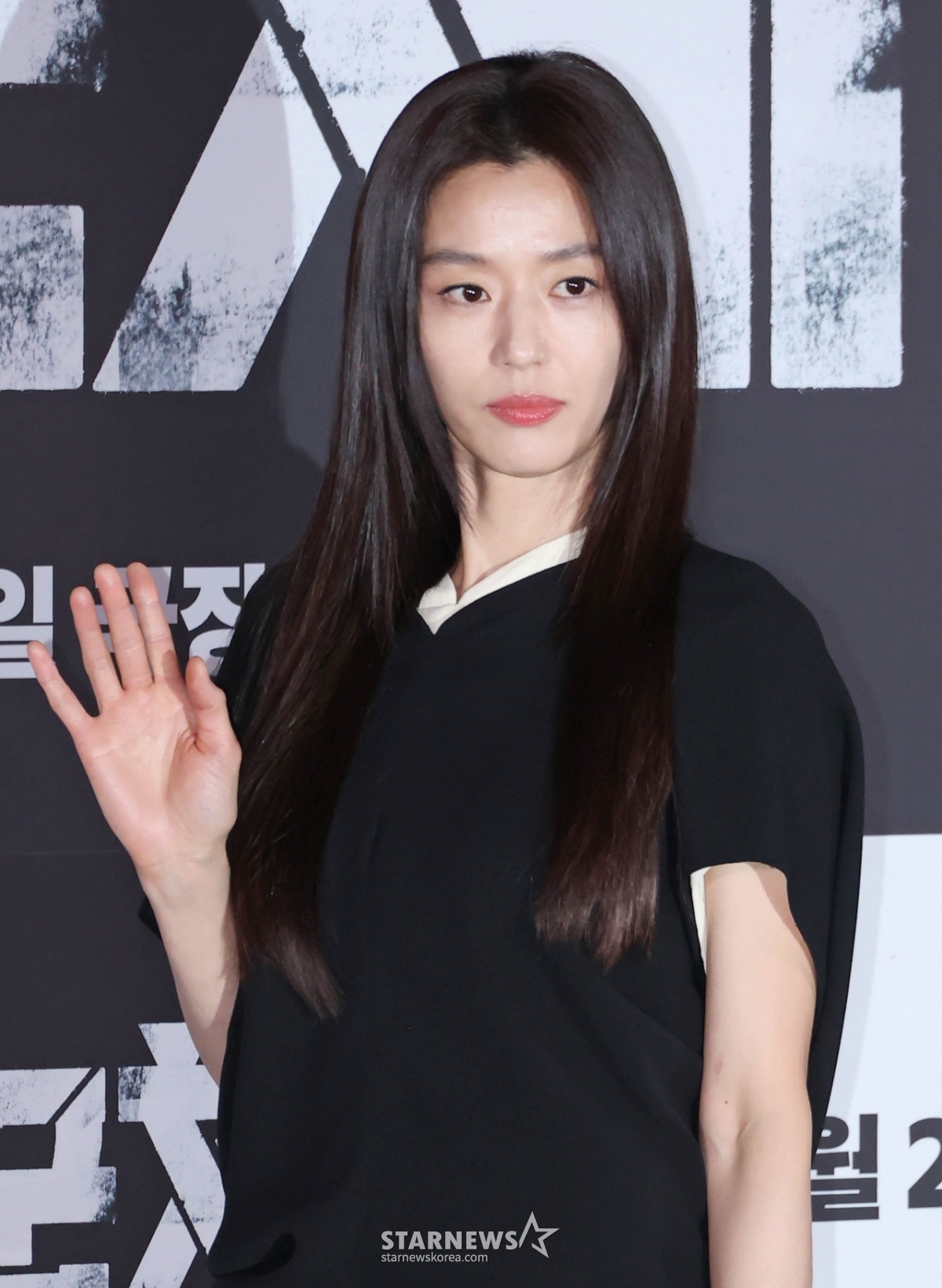 전지현 '시크한 손인사'[★포토]