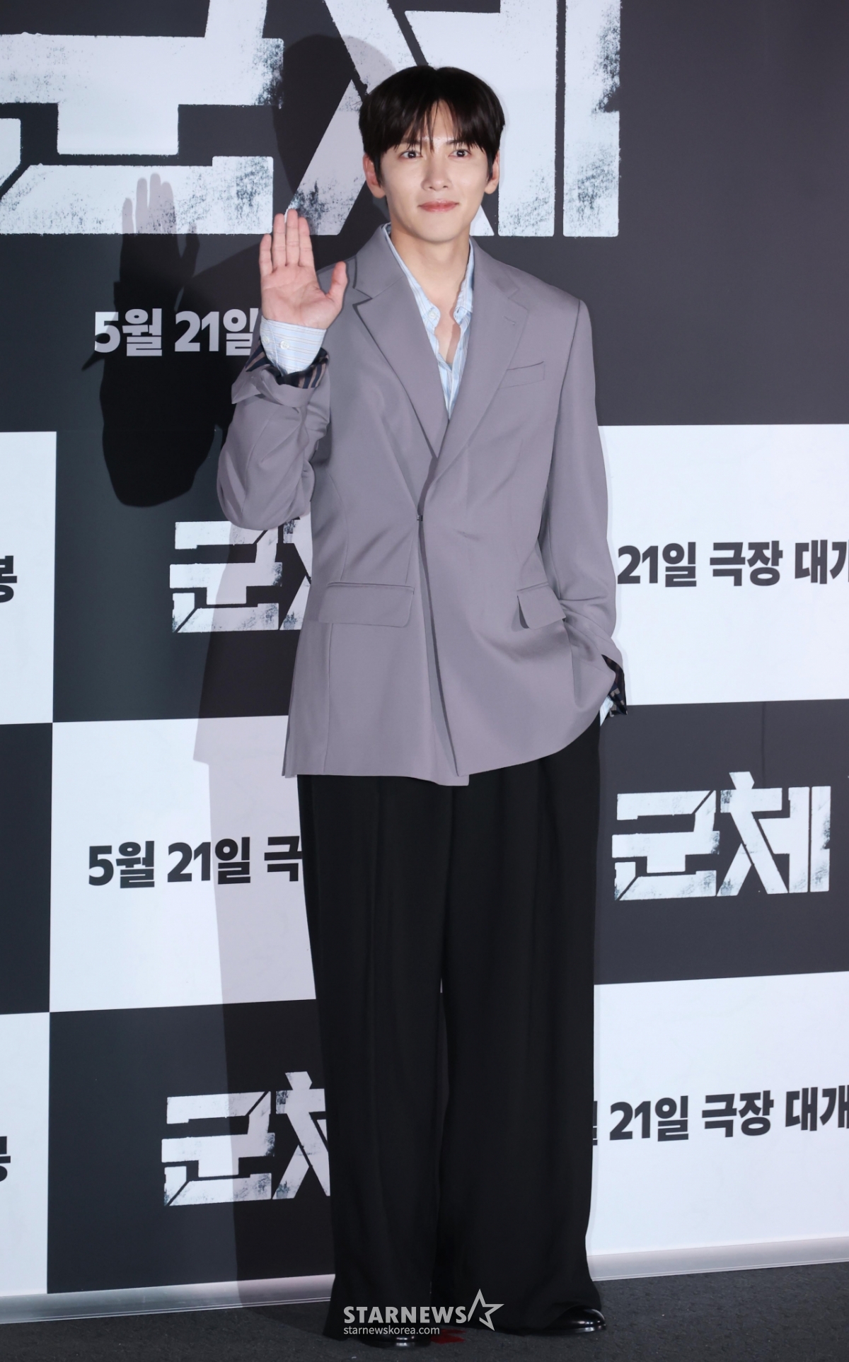 지창욱 '여심 잡는 손인사'[★포토]
