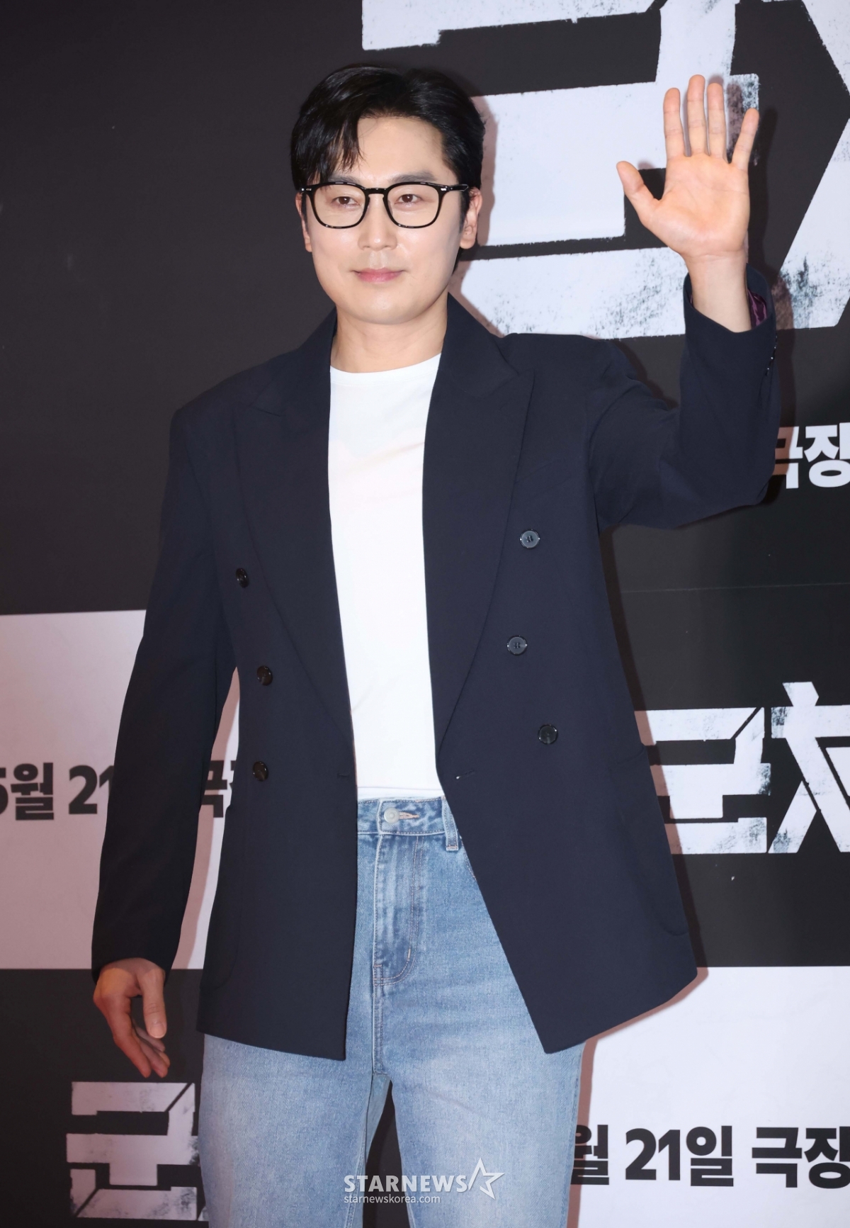 서현우 '여유로운 손인사'[★포토]