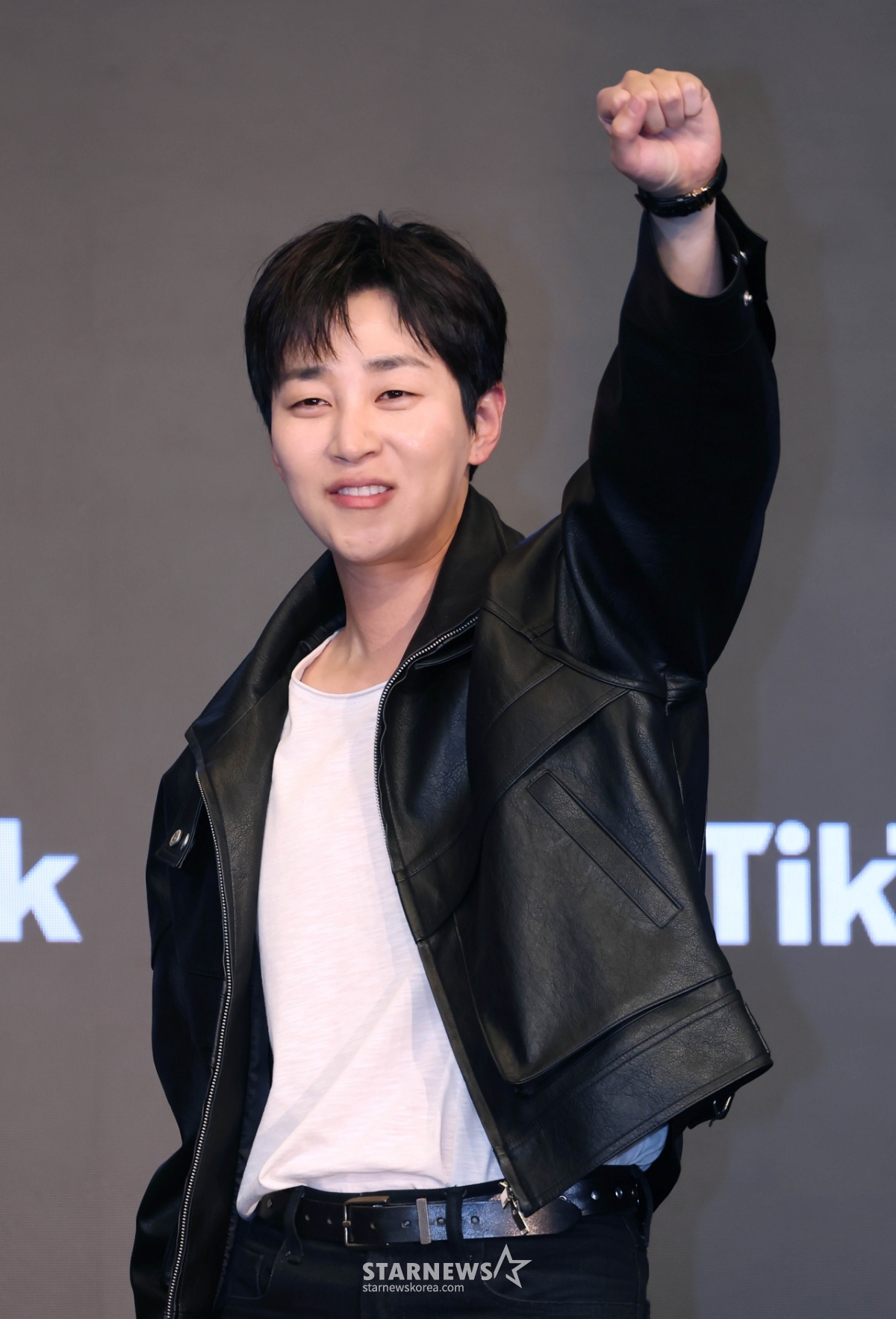 딘딘 '월드컵 대표팀 화이팅!'[★포토]