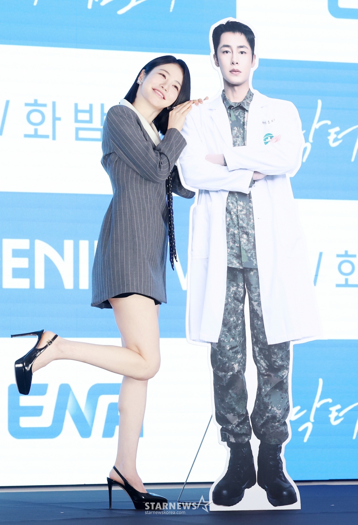 신예은, 이재욱 등신대와 살짝쿵[★포토]